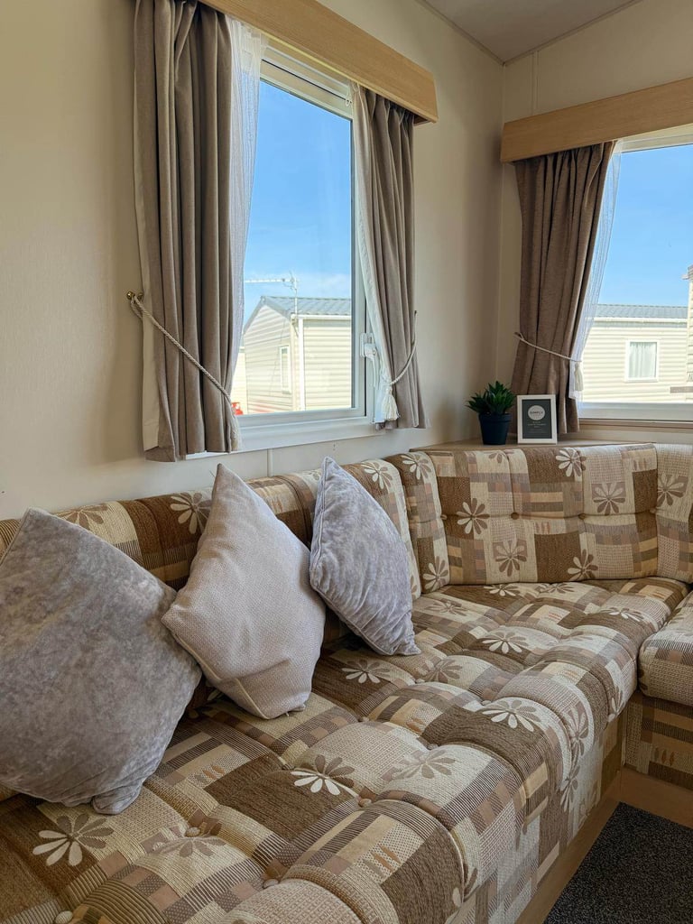 Cheap cosy 2-bedroom caravan with decking. 