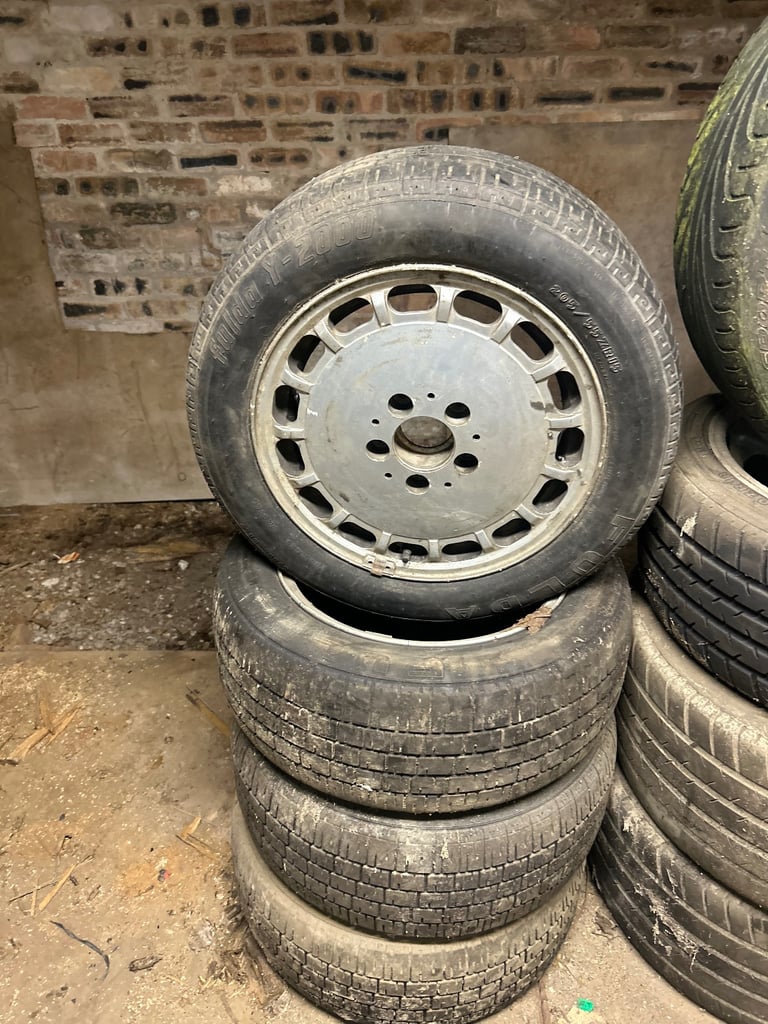 Mercedes-Benz 190E Alloy Wheels – Set of 5 (Original “Manhole Cover” Style)