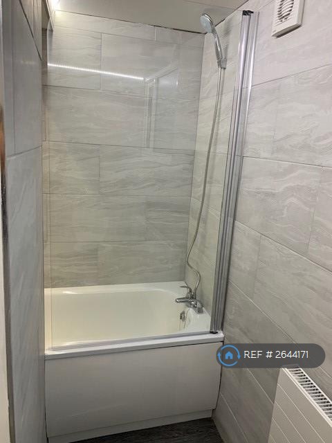 1 bedroom flat in Adrian Square, Westgate-On-Sea, CT8 (1 bed) (#2644171)