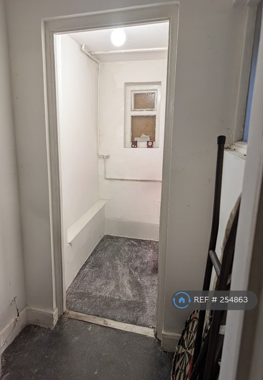 2 bedroom flat in Eastbrook Place, Dover, CT16 (2 bed) (#254863)