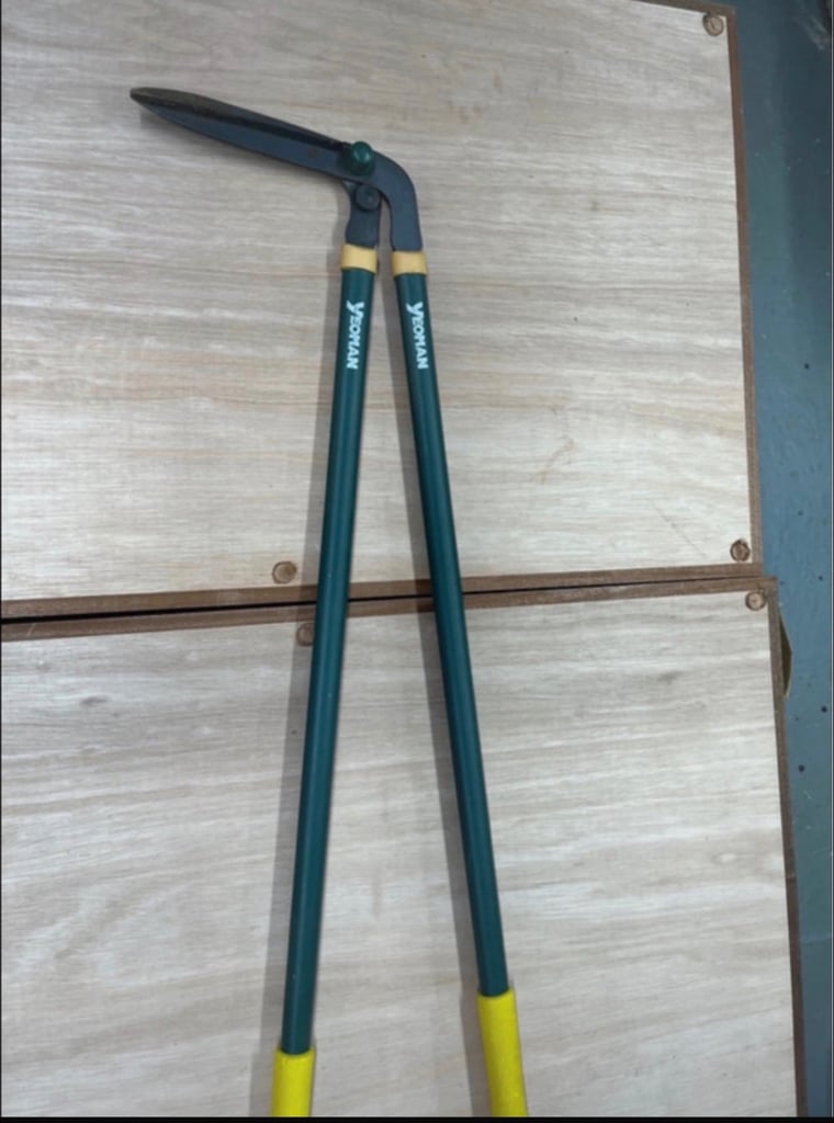 image for Yeoman long handled shears.