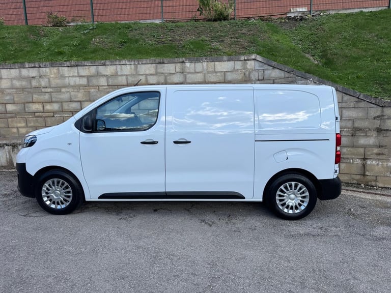 TOYOTA PROACE 1.5 ICON L1 ONLY 5,681 MILES VAT INCLUDED 2024