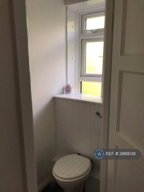 2 bedroom flat in Nunhead Lane, London, SE15 (2 bed) (#2669138)