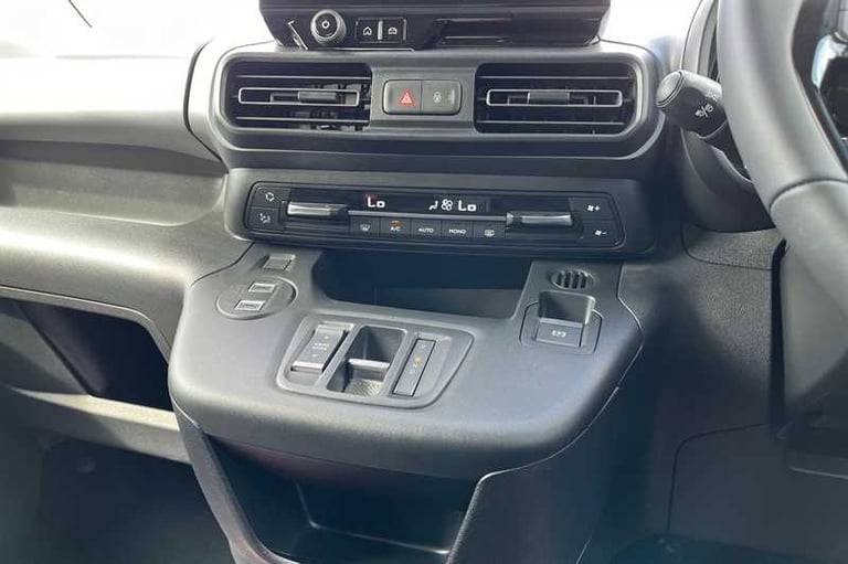 2024 Vauxhall Combo Life Electric 50kWh Ultimate MPV 5dr Electric Auto (7.4kW Charger) (136 ps) M...