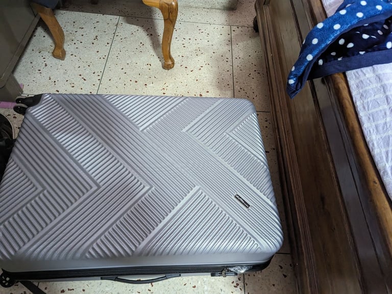 Grey large hardshell suitcase (only used once)