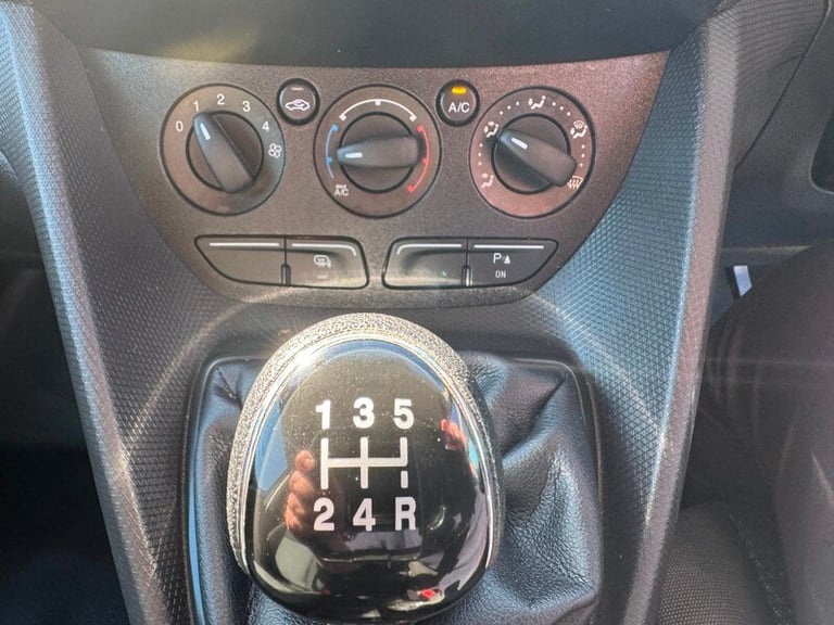 Ford Transit Connect 220 P/V L1 PANEL VAN AIR CON REVERSING CAMERA HOT WATER EUR