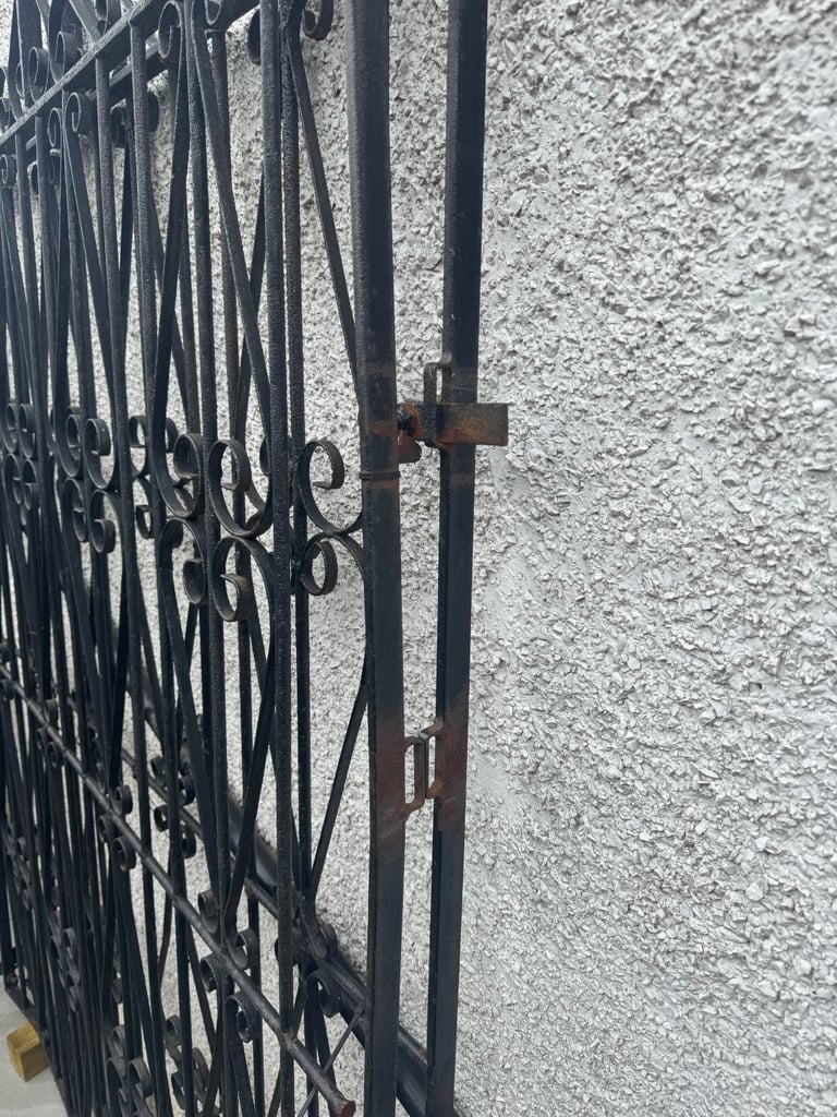 Double driveway iron gates 146cm x 180cm each gate with decorative design 