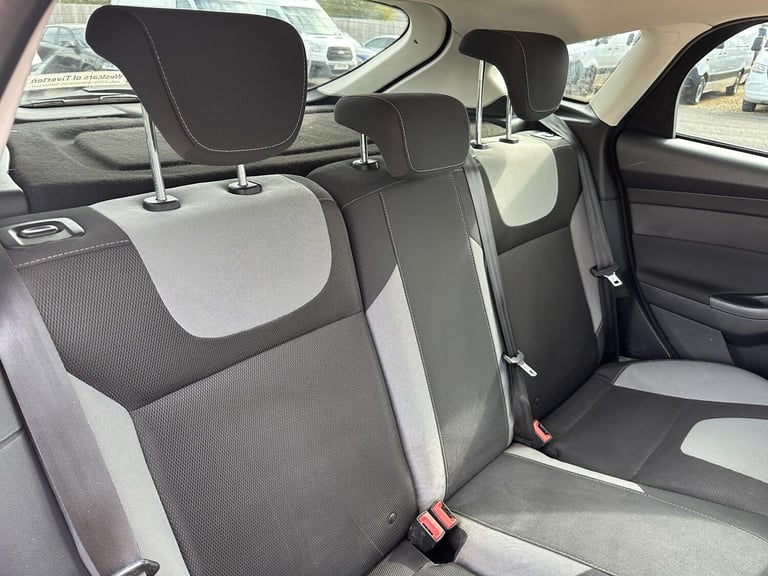 2014 Ford Focus 1.0T EcoBoost Zetec Navigator Hatchback 5dr Petrol Manual Euro 5 (s/s) (125 Hatch...