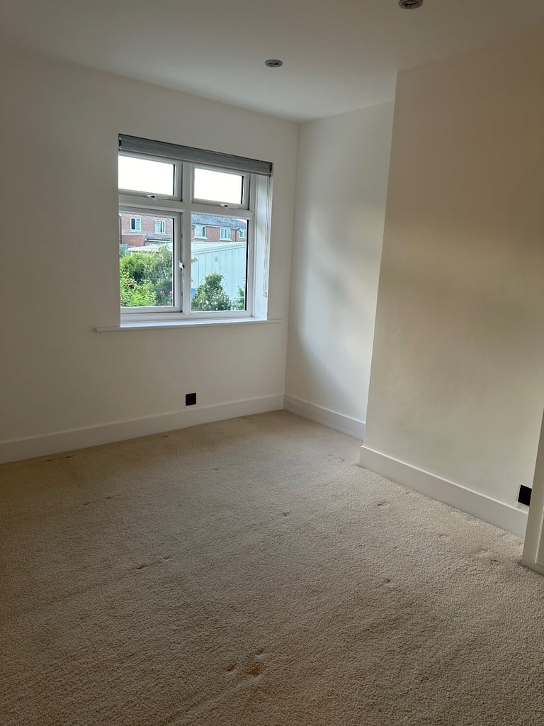 3 bedroom house Large garden & Garage 