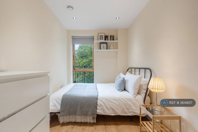 3 bedroom flat in Upper Clapton Road, London, E5 (3 bed) (#2649217)