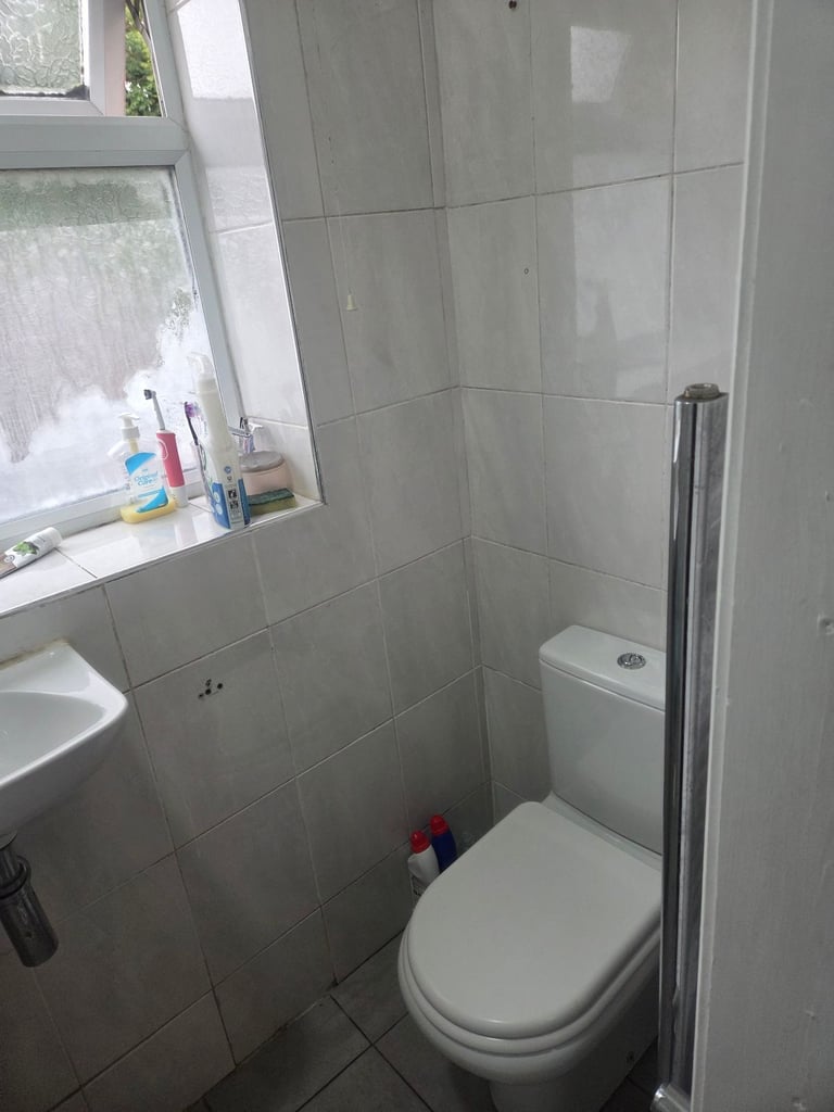 4 to 5 beds house to let