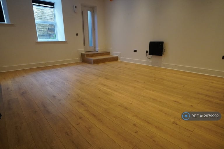 1 bedroom flat in Tudor House, Brighouse, HD6 (1 bed) (#2679992)