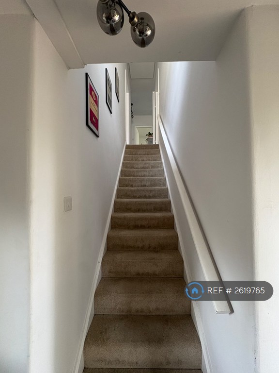 3 bedroom flat in Fieldview, London, SW18 (3 bed) (#2619765)