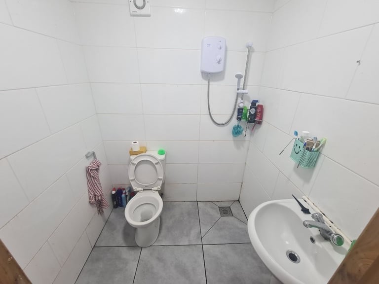 One Bedroom Anex With  Shower/Toilets in Croydon Next to Threrapia Lane Tram Stop