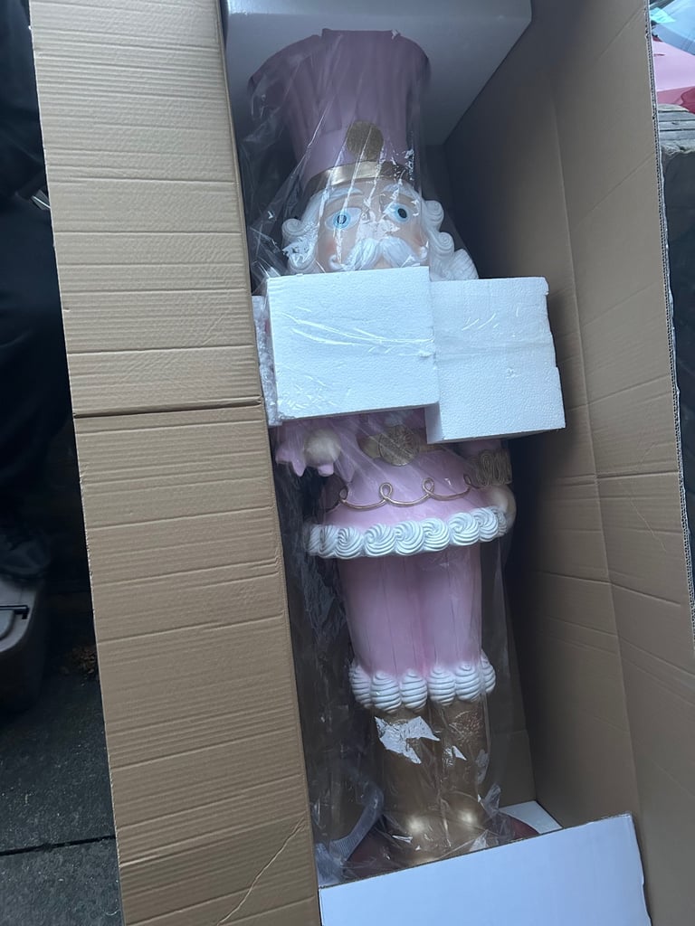 1.6m nutcracker - pink