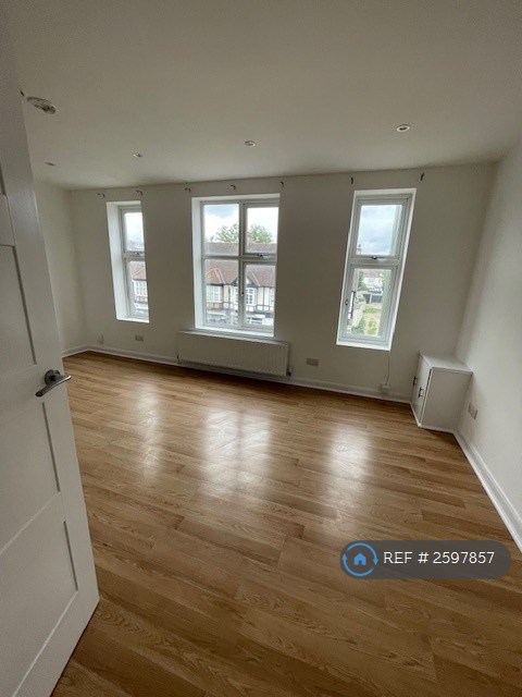 1 bedroom flat in Upper Elmers End Road, Beckenham, BR3 (1 bed) (#2597857)