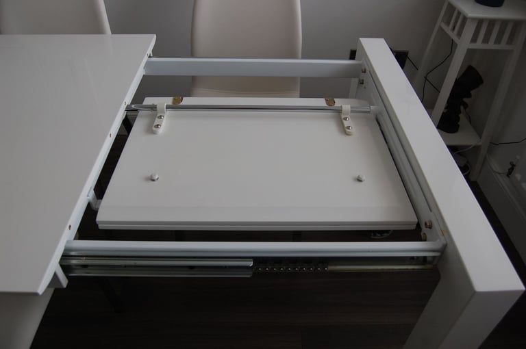 Extending Dining Table & 4 Chairs in High Gloss White