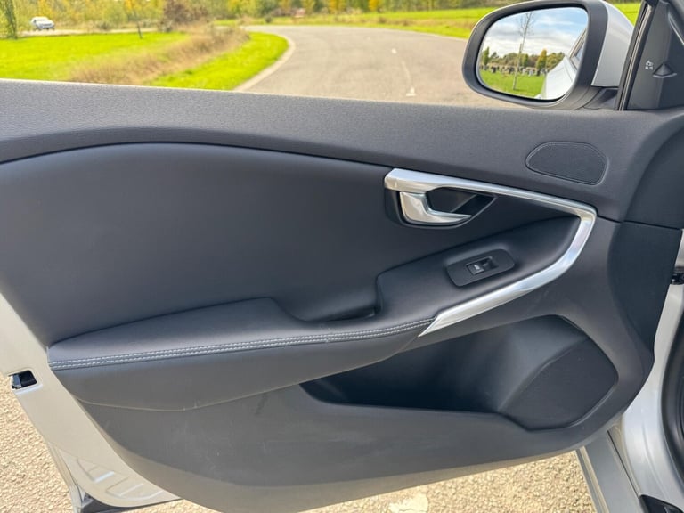 2016 Volvo V40 2.0 D4 R-Design Lux Nav Auto Euro 6 (s/s) 5dr HATCHBACK Diesel Automatic