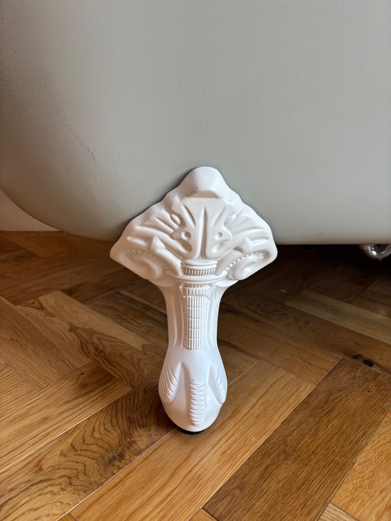 Freestanding bath tub 