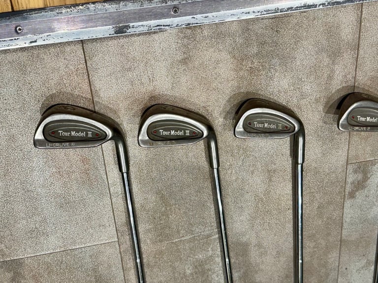 Tour Model III LI-Grlive Cavity Style Right Handed Irons Set (5-9, P) – Steel Shafts, Pro Only Grips