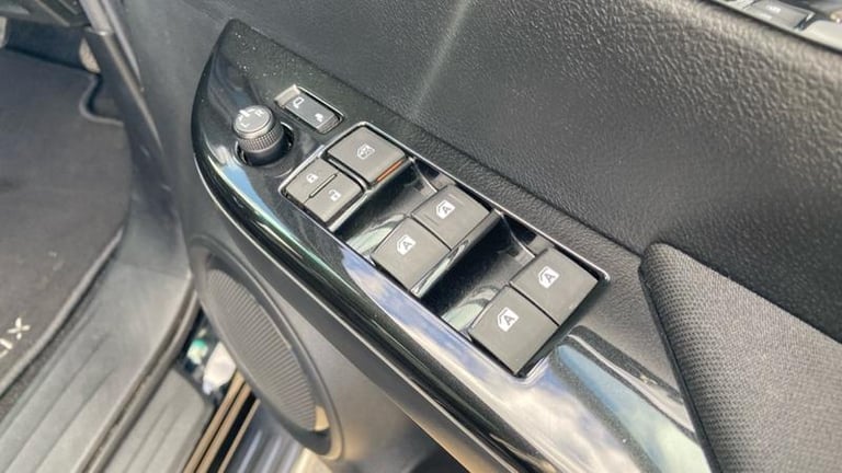 2019 Toyota Hilux 2.4 D-4D Invincible Pickup Double Cab 4dr Diesel Manual 4WD Euro 6 (s/s) (T Pic...