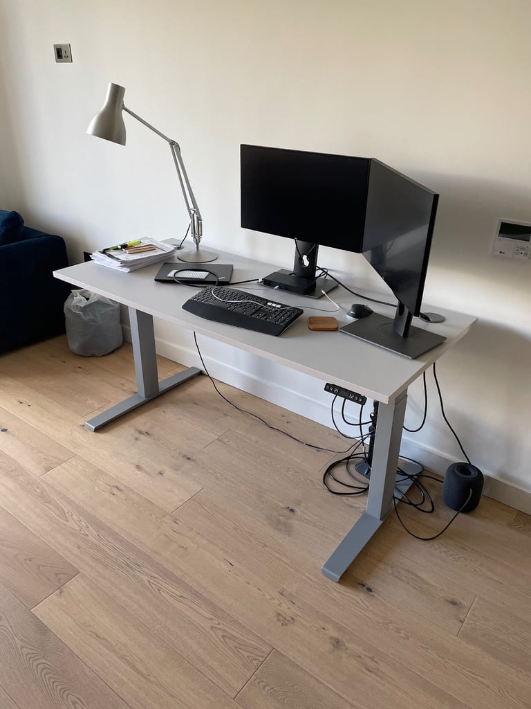 Standing Desk / Electric Height Adjustment