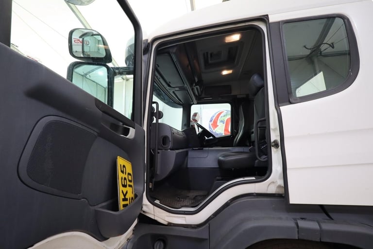 2015 (65 PLATE) Scania P360 4x2 Euro 6 Tractor Units