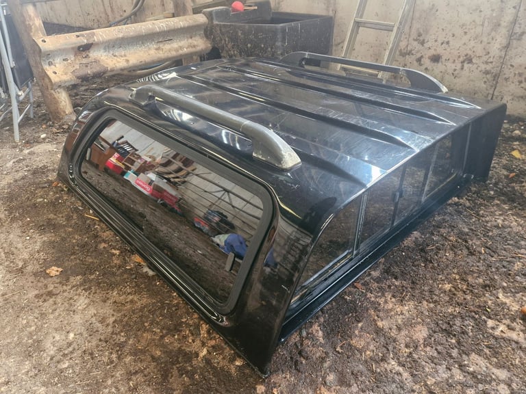 Black canopy Mitsubishi L200 