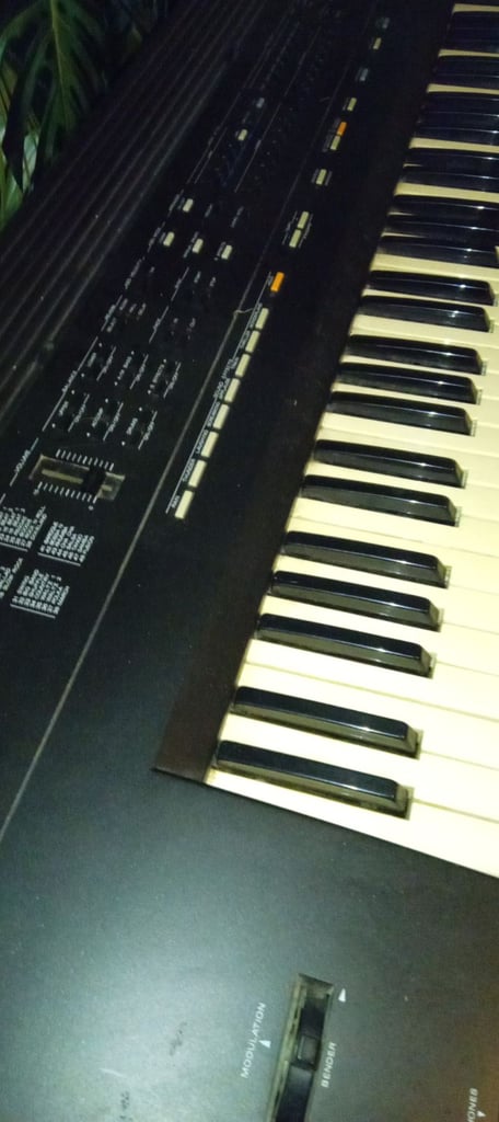 ROLAND KR-100 & ROLAND PIANO STOOL 