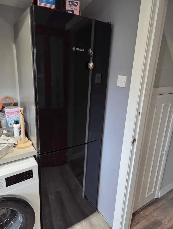 image for Lovely top quality clean black Bosch 6ft tall frost free fridge freezer+good working order+DELIVERY 