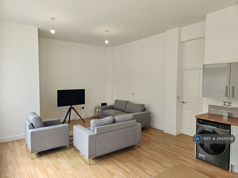 2 bedroom flat in Clarence Street, Pontypool, NP4 (2 bed) (#2643059)