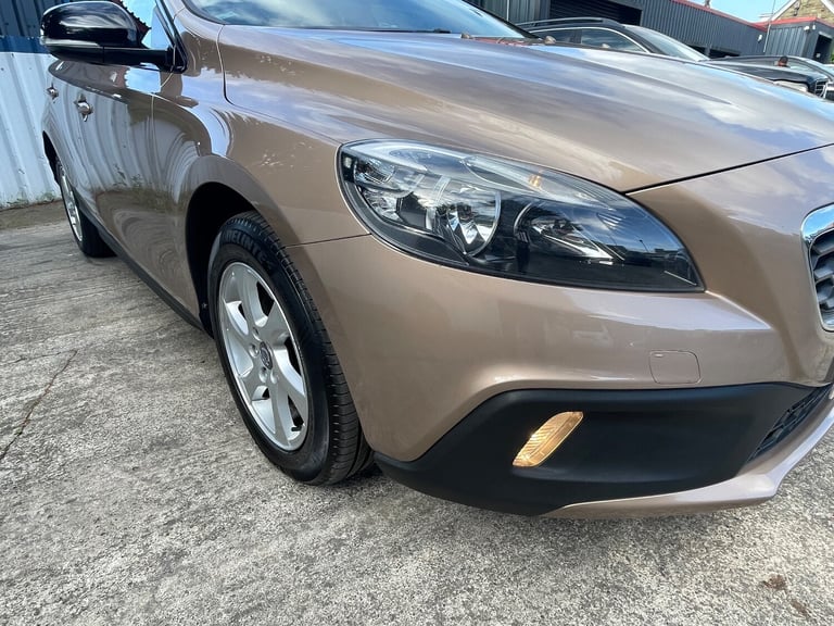 2014 Volvo V40 Cross Country 1.6 D2 CROSS COUNTRY SE AUTOMATIC 5-Door Diesel