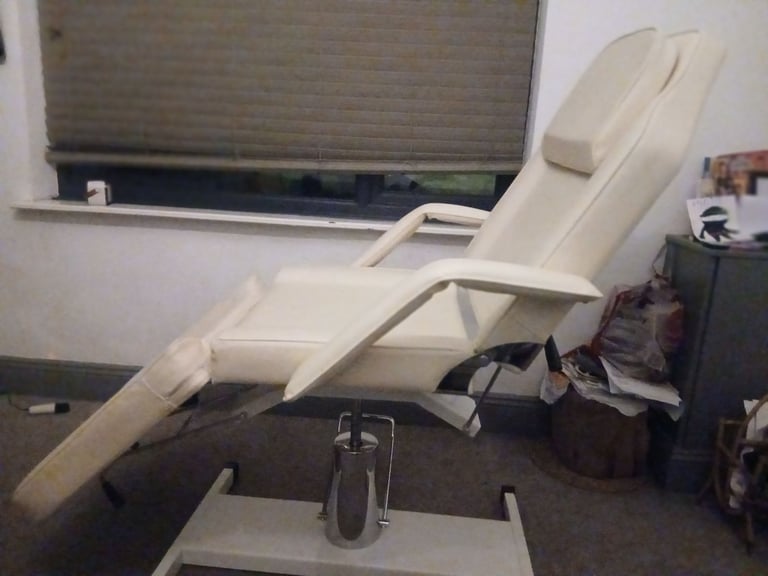  💆‍♀️ Professional White Massage / Beauty Bed – Excellent Condition