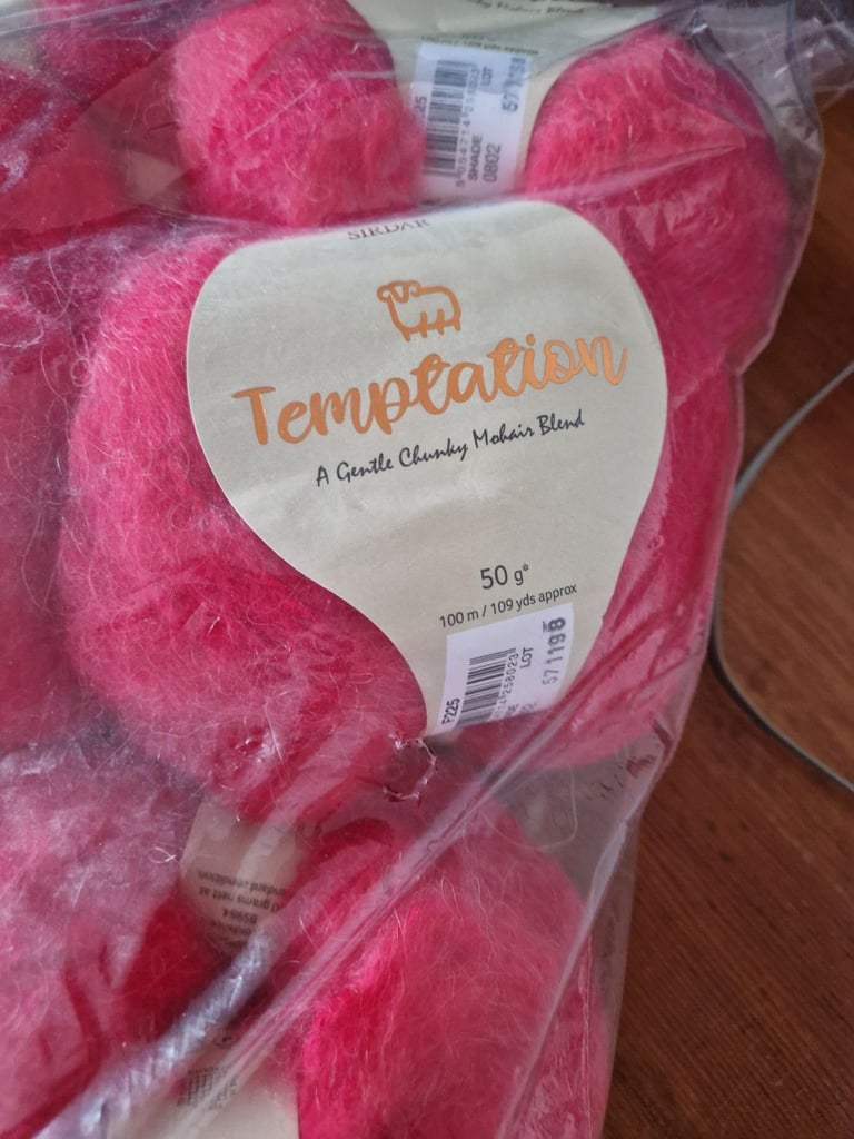 CORAL MOHAIR KNITTING WOOL