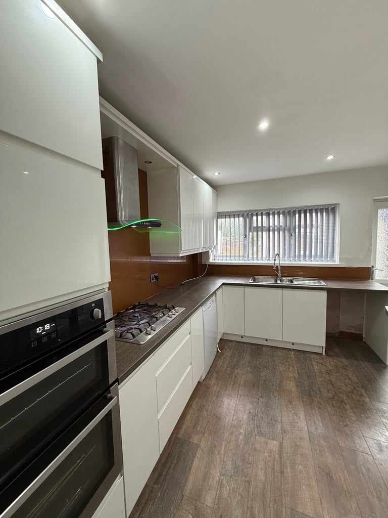 3 bedroom property for sale, excellent location, family home, with furniture, £1650