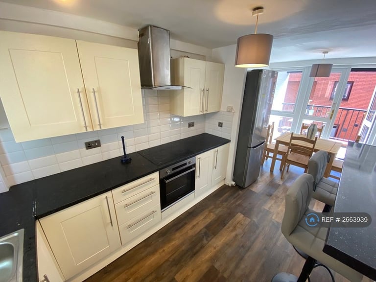 3 bedroom flat in Martlesham Walk, Manchester, M4 (3 bed) (#2663939)