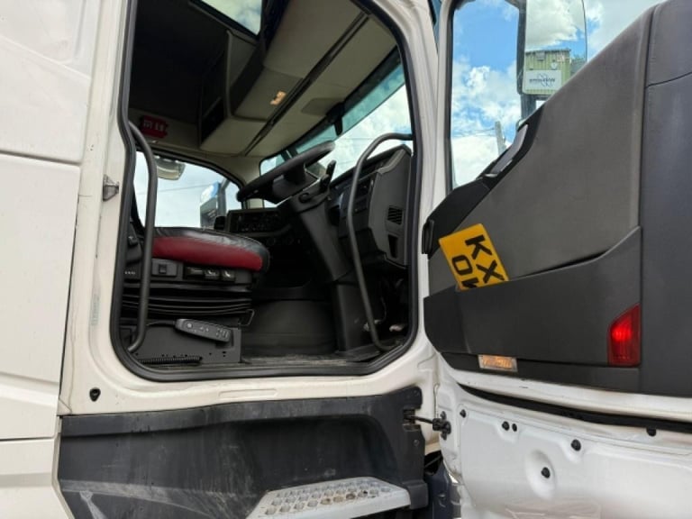 VOLVO FH 460 6x2 MID LIFT SLEEPER CAB TRACTOR UNIT