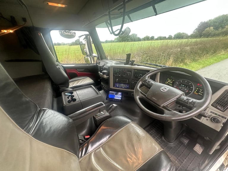 Volvo FM 420 8 X 4 Tridem Sleeper Cabin Alloy Body Tipper