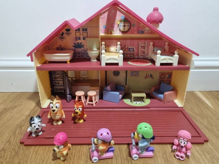 Bluey house with accessories. 