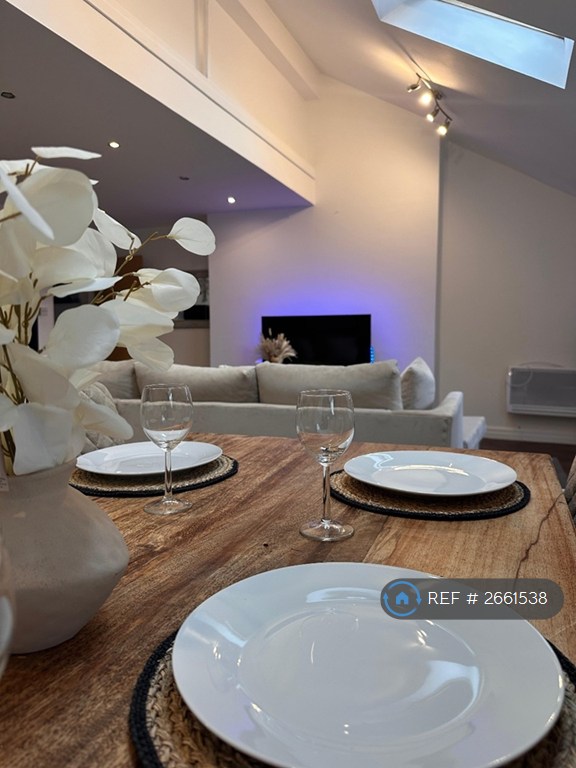 3 bedroom flat in Oak Terrace, Liverpool, L7 (3 bed) (#2661538)