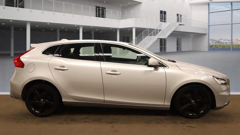 2018 Volvo V40 2.0 T3 R-Design Nav Plus Euro 6 (s/s) 5dr HATCHBACK Petrol Manual
