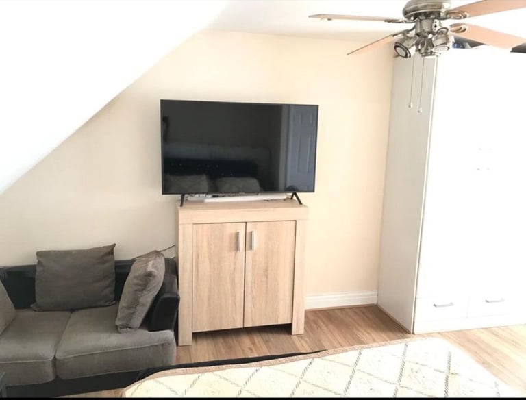 Spacious & Cosy Ensuite Room for Rent TW14 0JS 