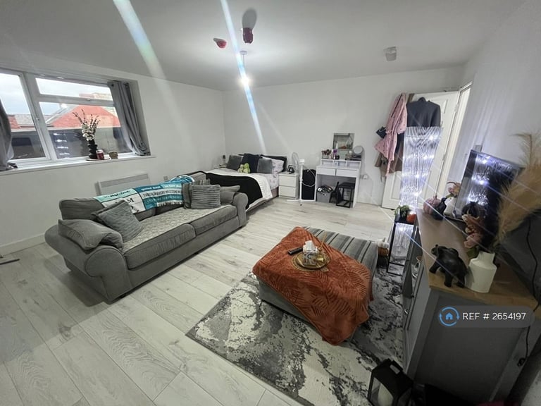 image for Studio flat in Knifesmith Gate, Chesterfield, S40 (#2654197)