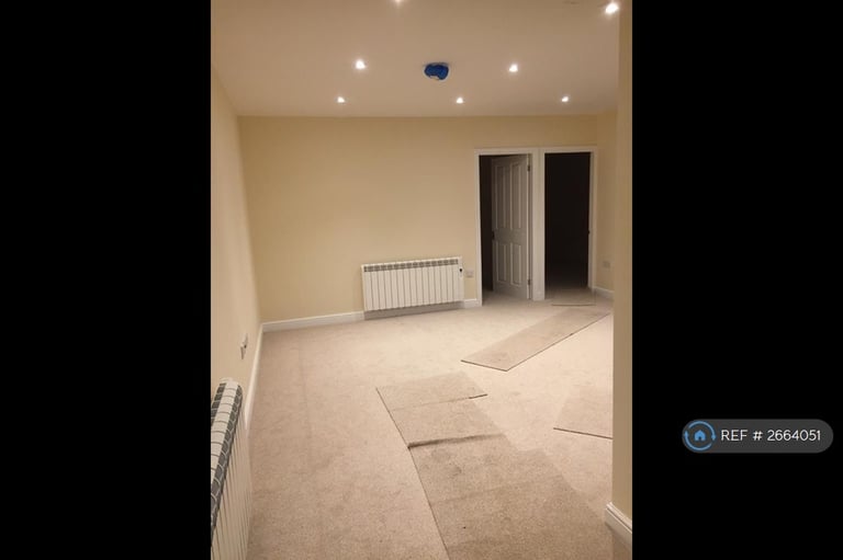 2 bedroom flat in The Lofts, Macclesfield, SK11 (2 bed) (#2664051)