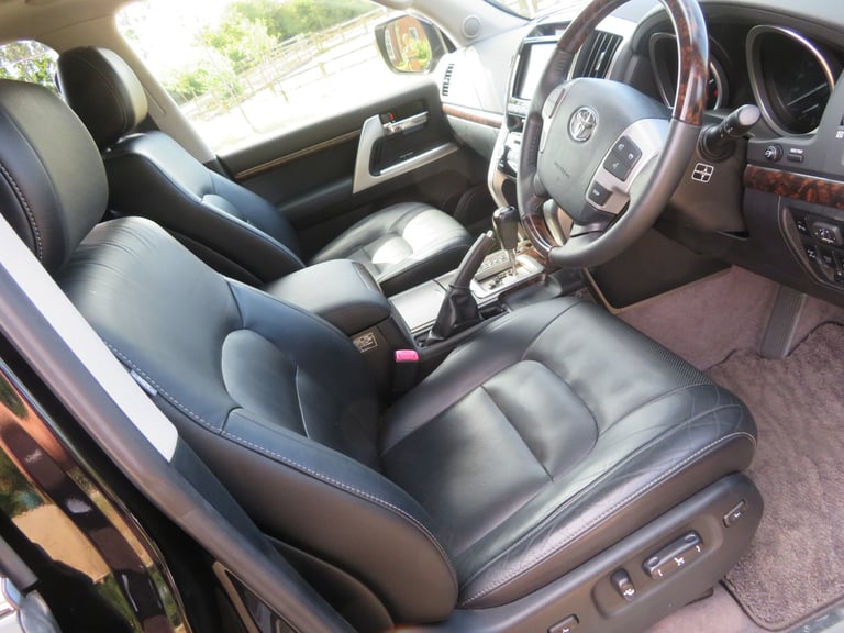 TOYOTA LAND CRUISER ZX 4.6 V8 PETROL 2014  22K MILES  1 OWNER 8 SEATER