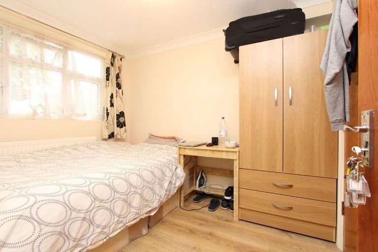 Cheap en-suite room in North London AVAILABLE * O deposit scheme 