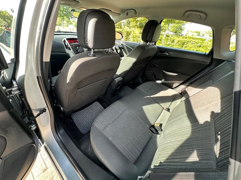 2011 Vauxhall Astra 1.4 16v Exclusiv Euro 5 5dr HATCHBACK Petrol Manual