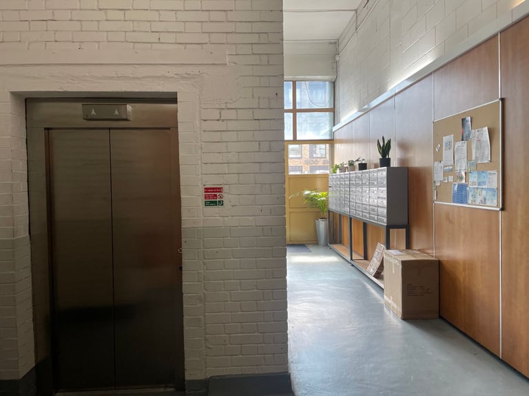 Whole ground floor of mezzanine studio to rent near Finsbury Park & the Arsenal Stadium, N7. 
