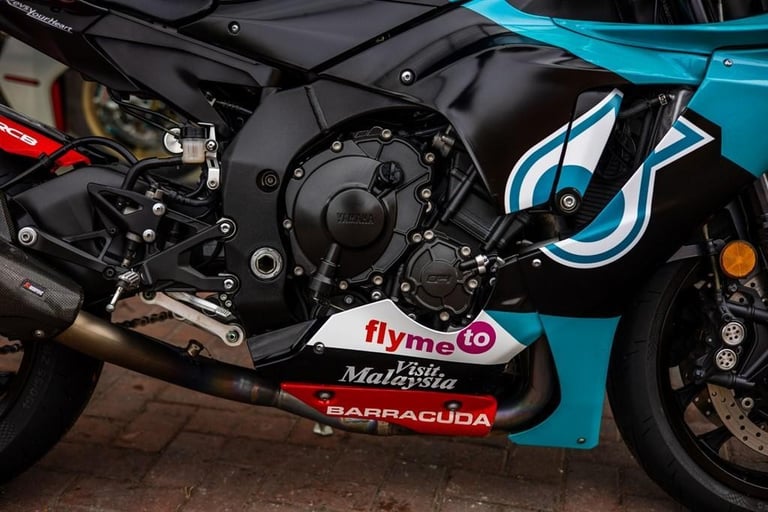 Yamaha R1 PETRONAS PAINT ! AKRO ! STUNNING