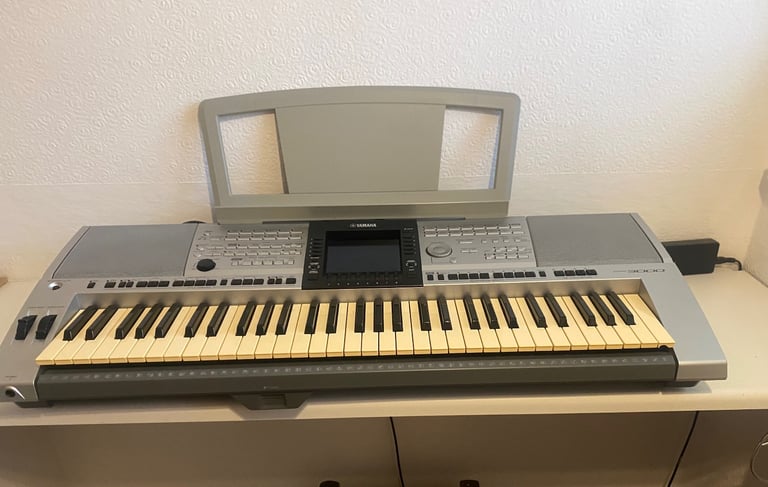 Yamaha PSR 3000 electronic keyboard, stand , cover and carry case 